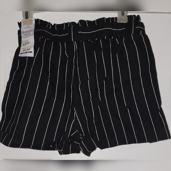 Blk Striped Linen Shorts - Picture 2 of 3